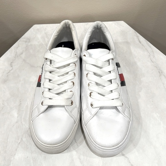 🔥Tommy Hilfiger White Sneakers with Red and Blue Stripes🔥 - Picture 2 of 4